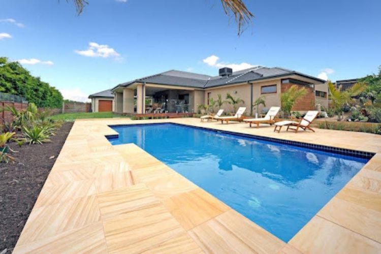 A Detailed Guide to Enhance Your Outdoor Area Using Sandstone