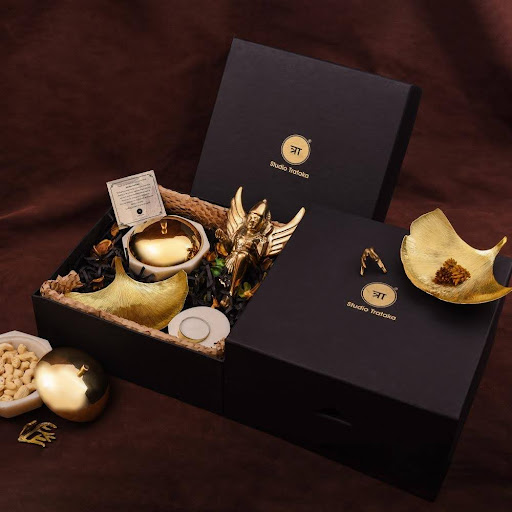 How a Timeless Passion Hamper Will Elevate Your Gift Giving